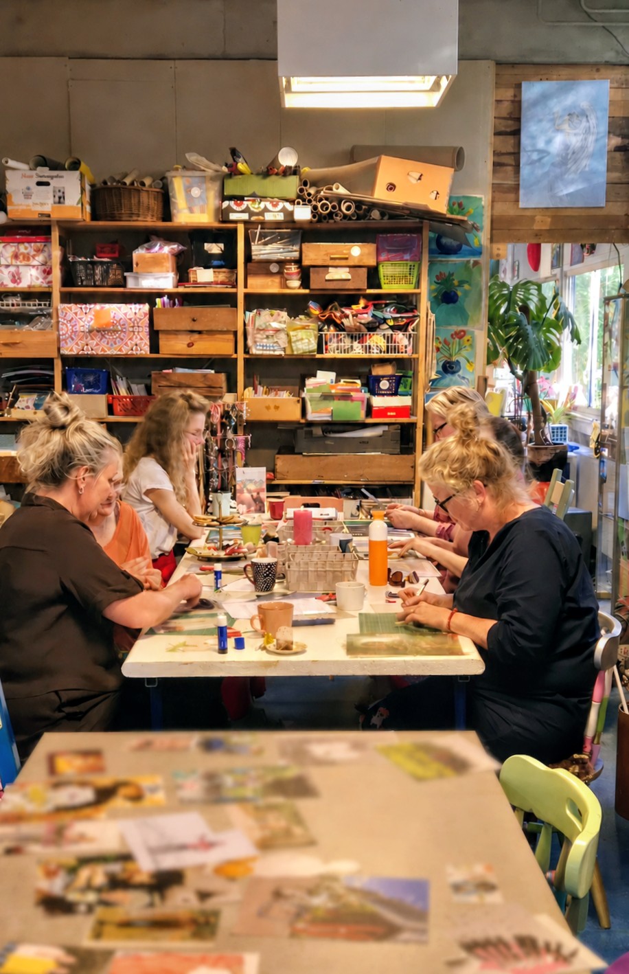 Deelnemers druk aan het werk met afbeeldingen op voorgrond